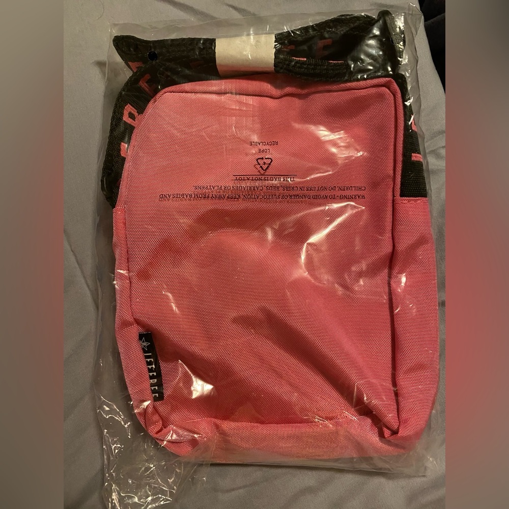 NWT🌟Jeffree Star🌟 Hot pink Crossbody bag - Picture 2 of 2